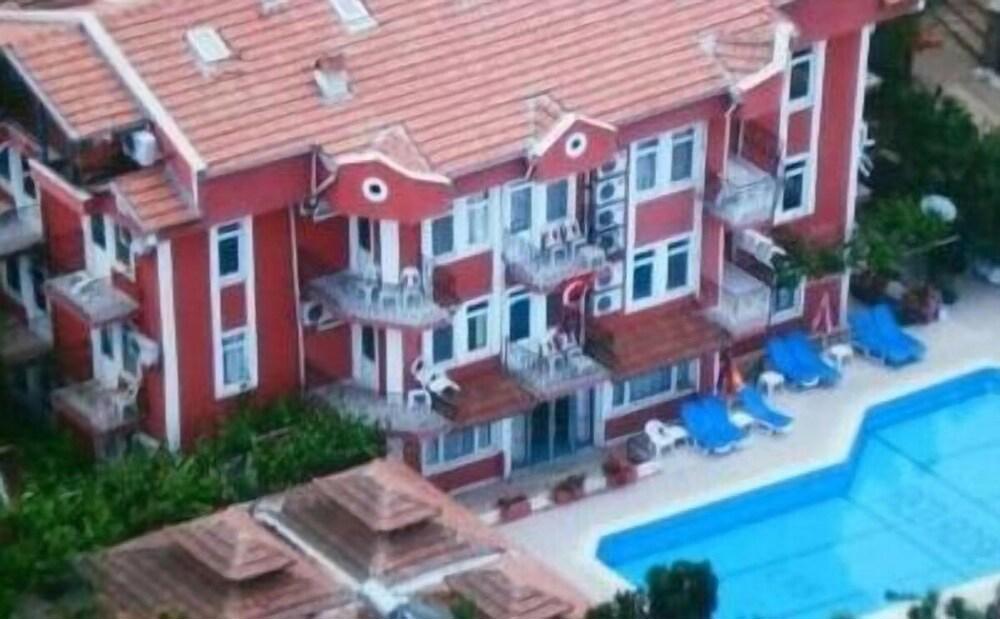Red Rose Hotel