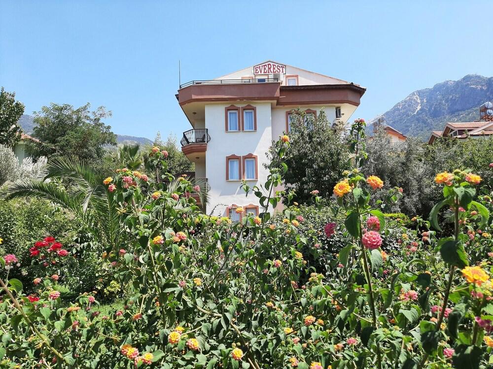 Hotel & Apartments Everest