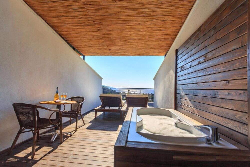 Manaspark Deluxe Hotel