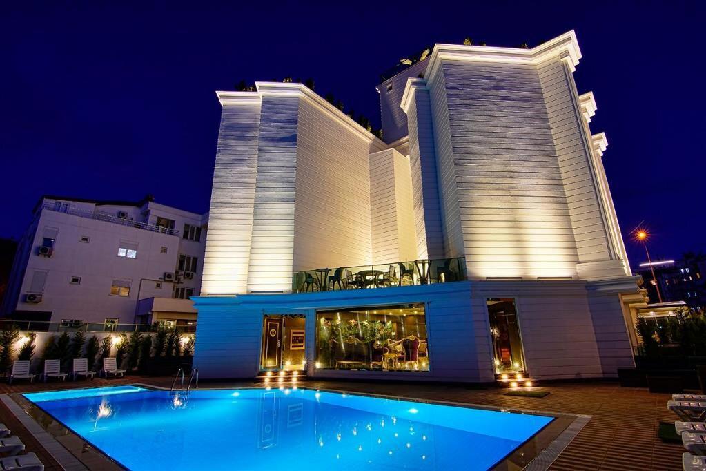 S White Hotel