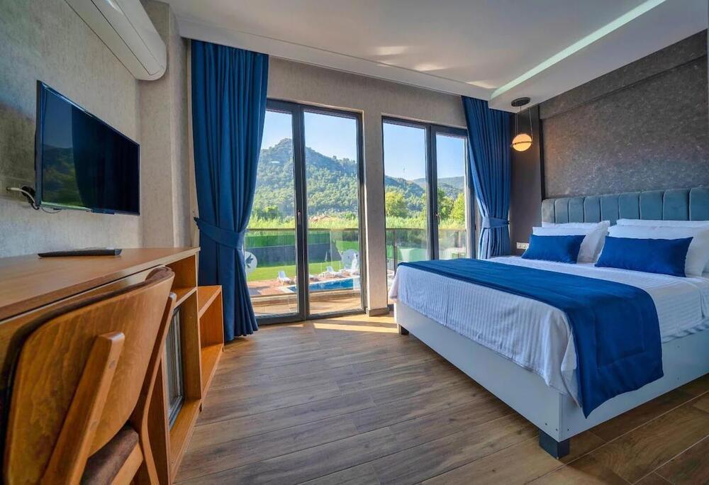 The Halcyon Rooms & Suites Hotel