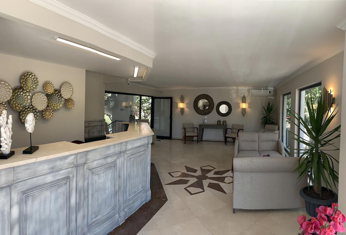 Moonshine Hotel & Suites