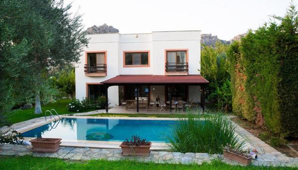 Important Group Villa Alaca