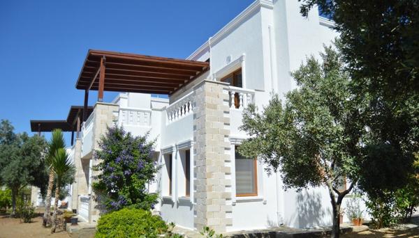Important Group Villa Amara