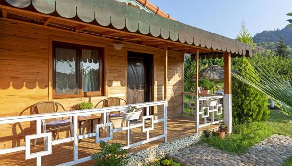 Flora Pansiyon Çıralı