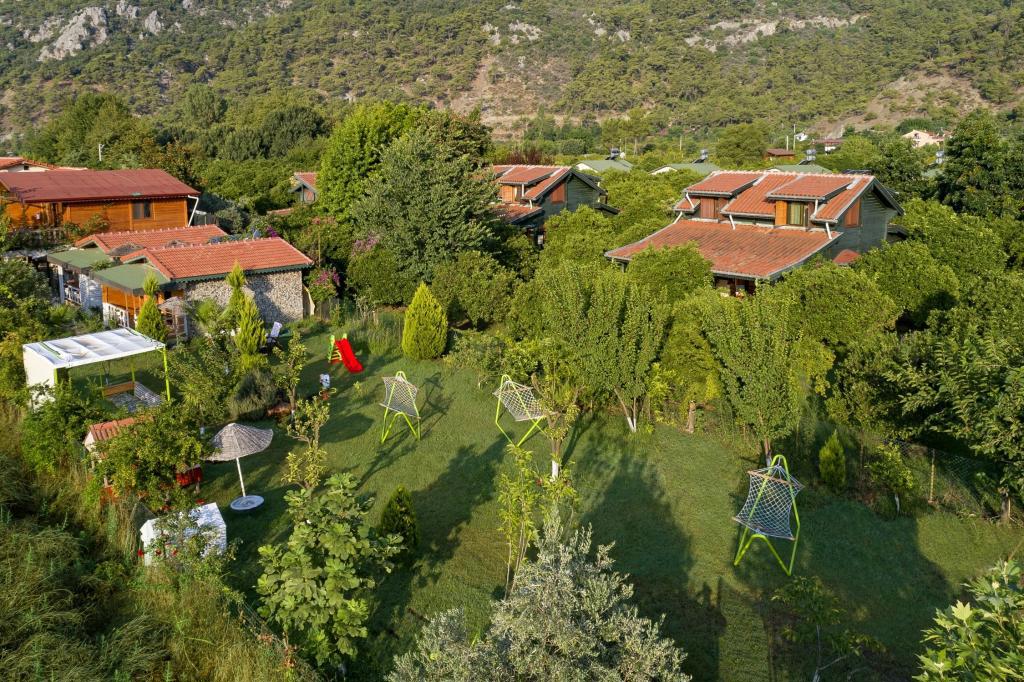 Flora Pansiyon Çıralı