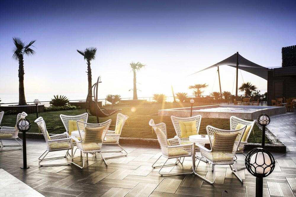 Qlusive Hotel