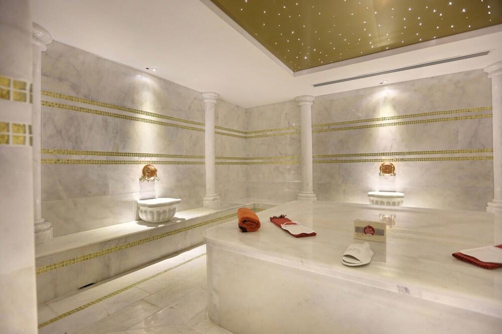 Qlusive Hotel