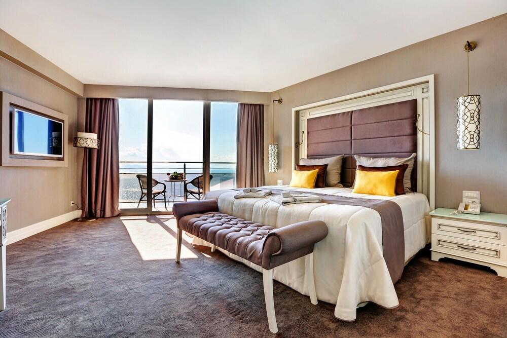 Qlusive Hotel