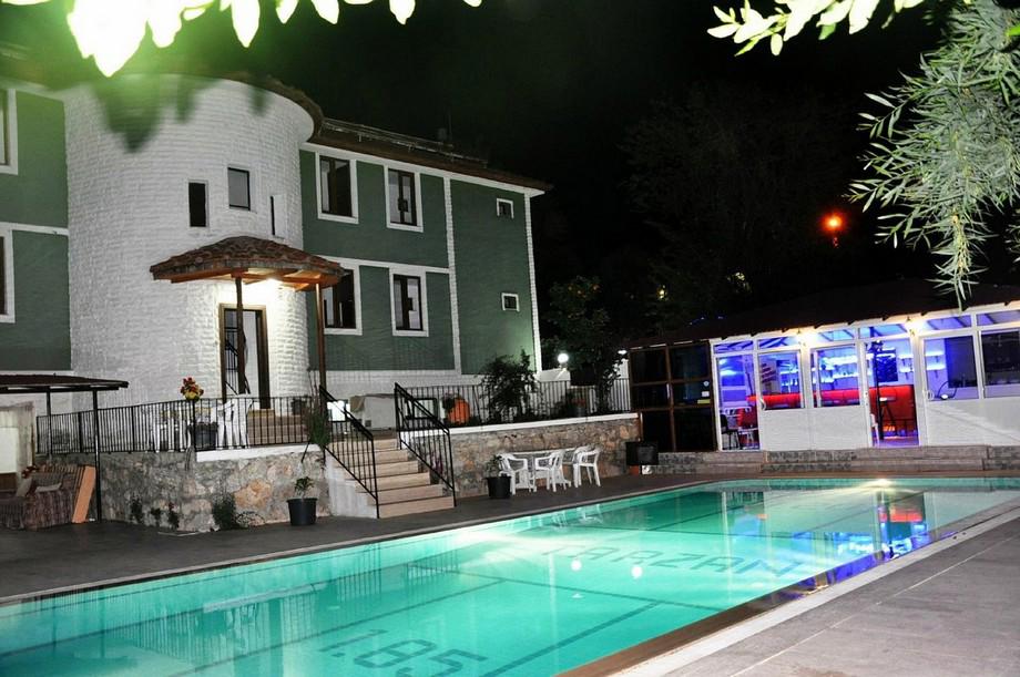 Tarzan Family Hotel