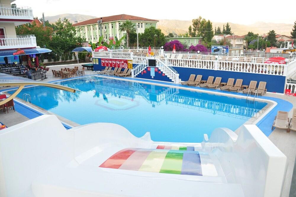 Musti's Royal Plaza Hotel