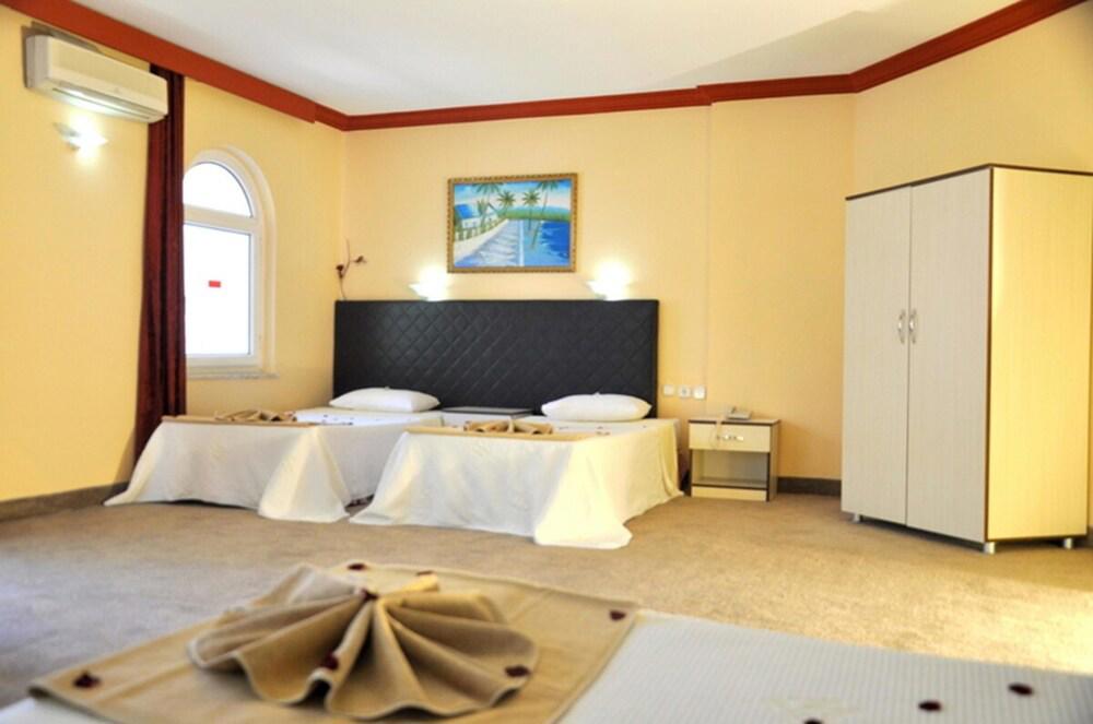 Musti's Royal Plaza Hotel