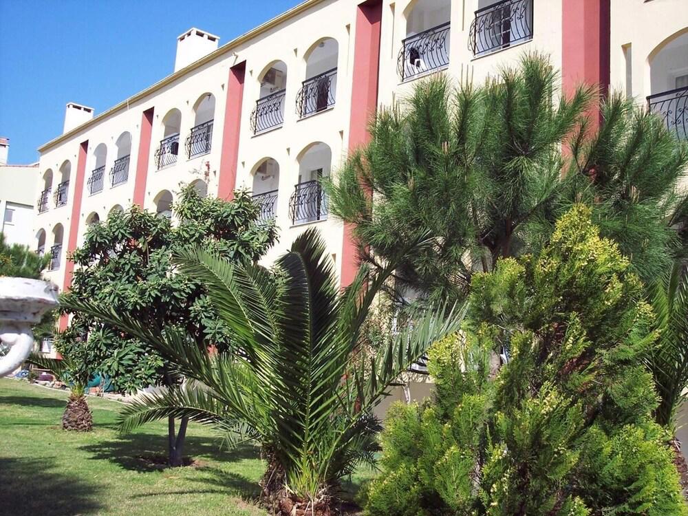 Grand Villa Sol Apartments