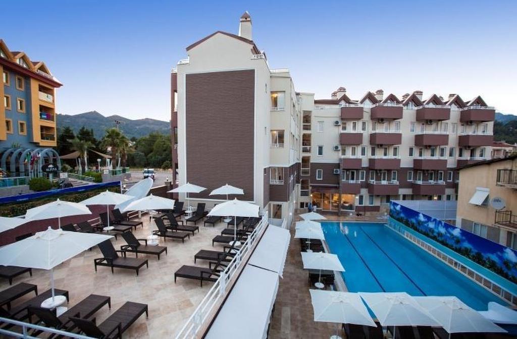 Comet Hotel & Resort