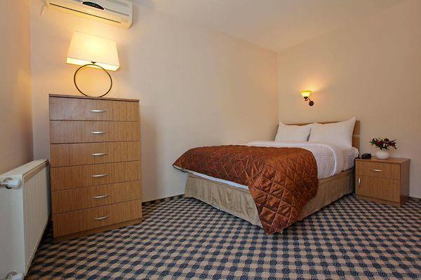 Three Apples Suites And Hotel