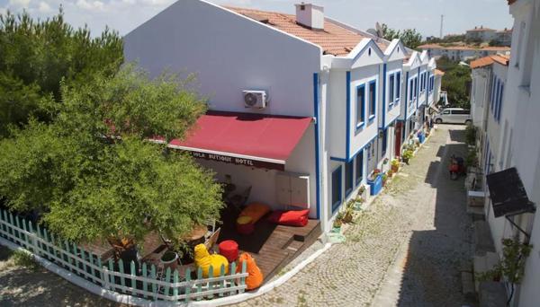 Iola Hotel