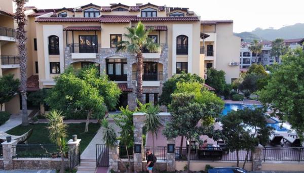 Villa Neighbours