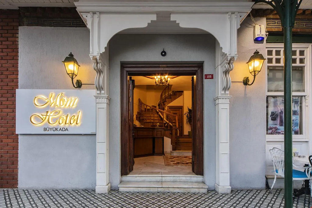 Mom Hotel
