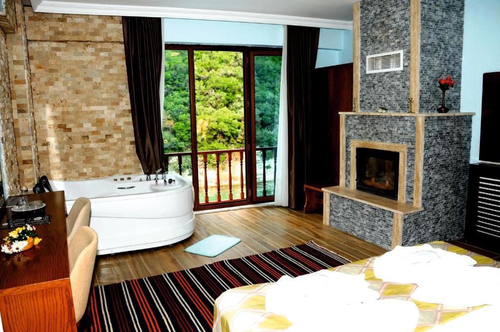 Hill River Hotel
