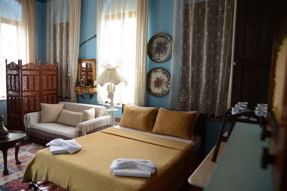 Zehra Teyzenin Evi (+15 Yaş)