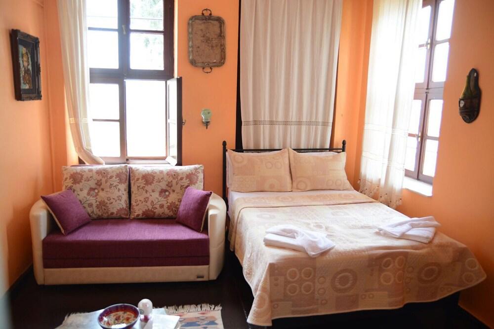 Zehra Teyzenin Evi (+15 Yaş)