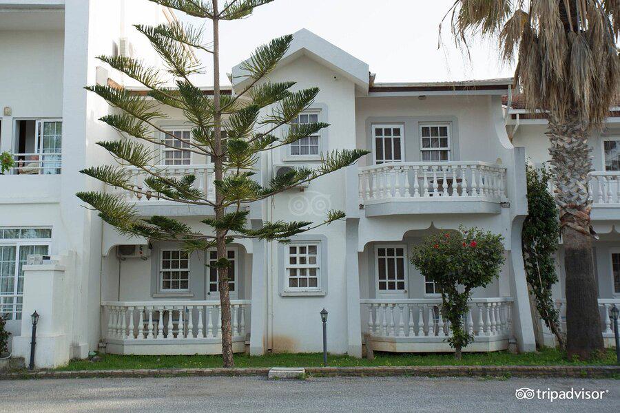 La Hotel & Resort