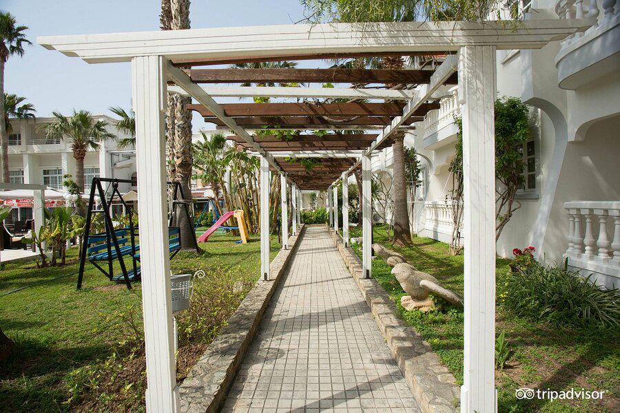 La Hotel & Resort