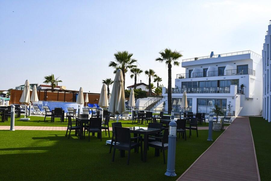 Mimoza Beachfront Hotel & Restaurant
