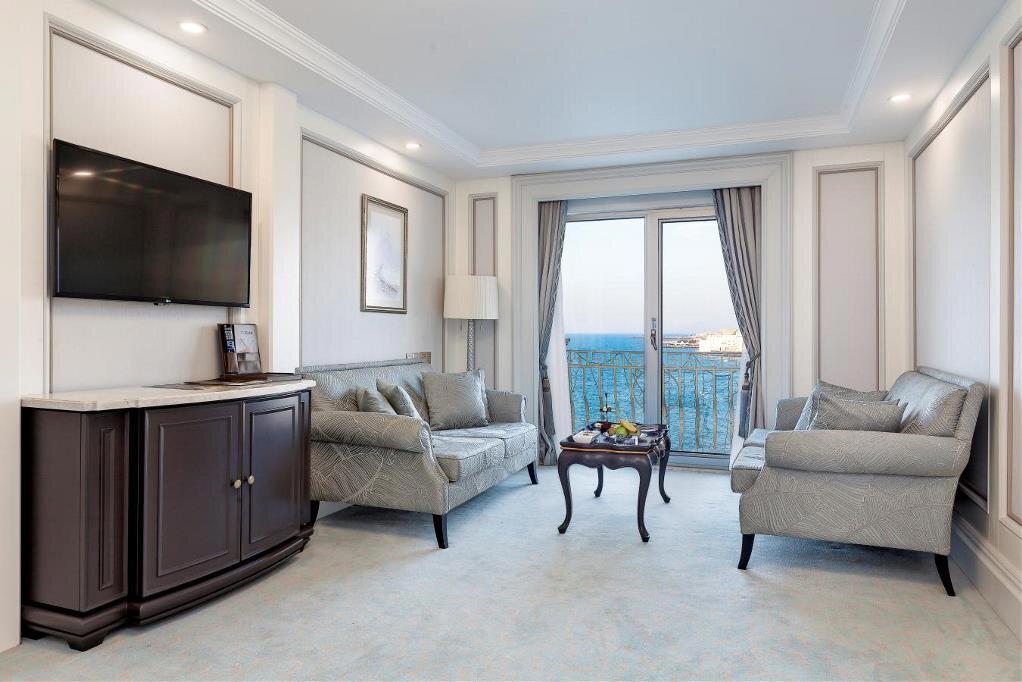 Les Ambassadeurs Hotel & Casino Marina