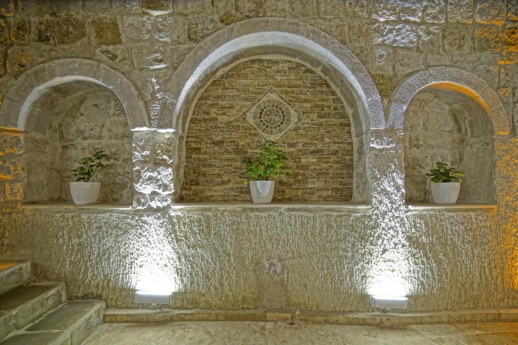 Risus Cave Suites