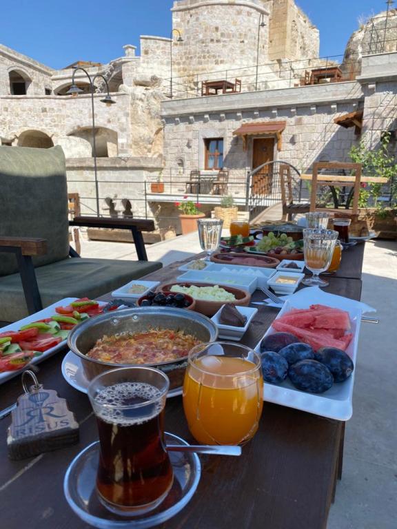 Risus Cave Suites