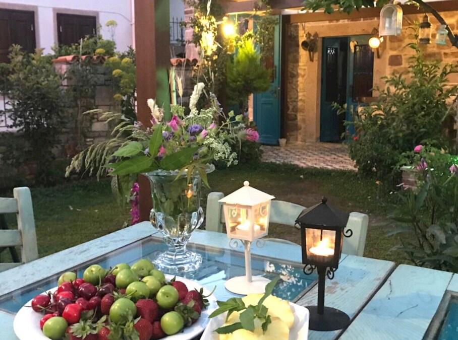 Cunda Fatma Hanım Konağı (+15)