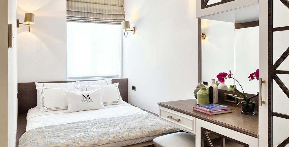 Mirrors Hotel