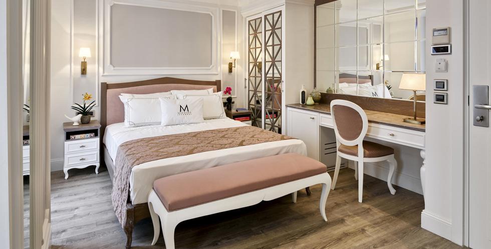 Mirrors Hotel