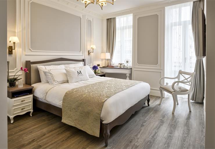 Mirrors Hotel