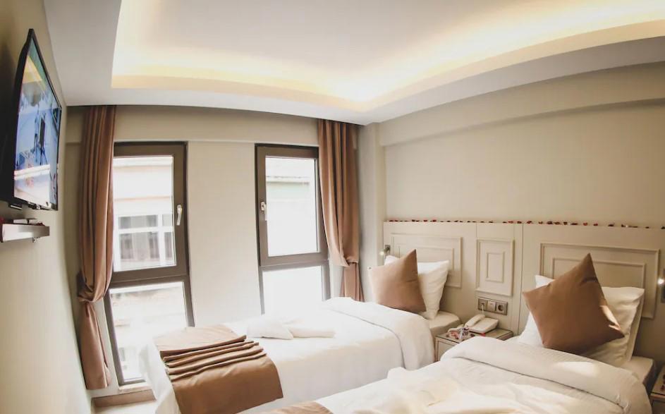 X Nellyi Hotel