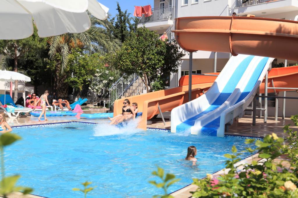 Catty Cats Garden Hotel