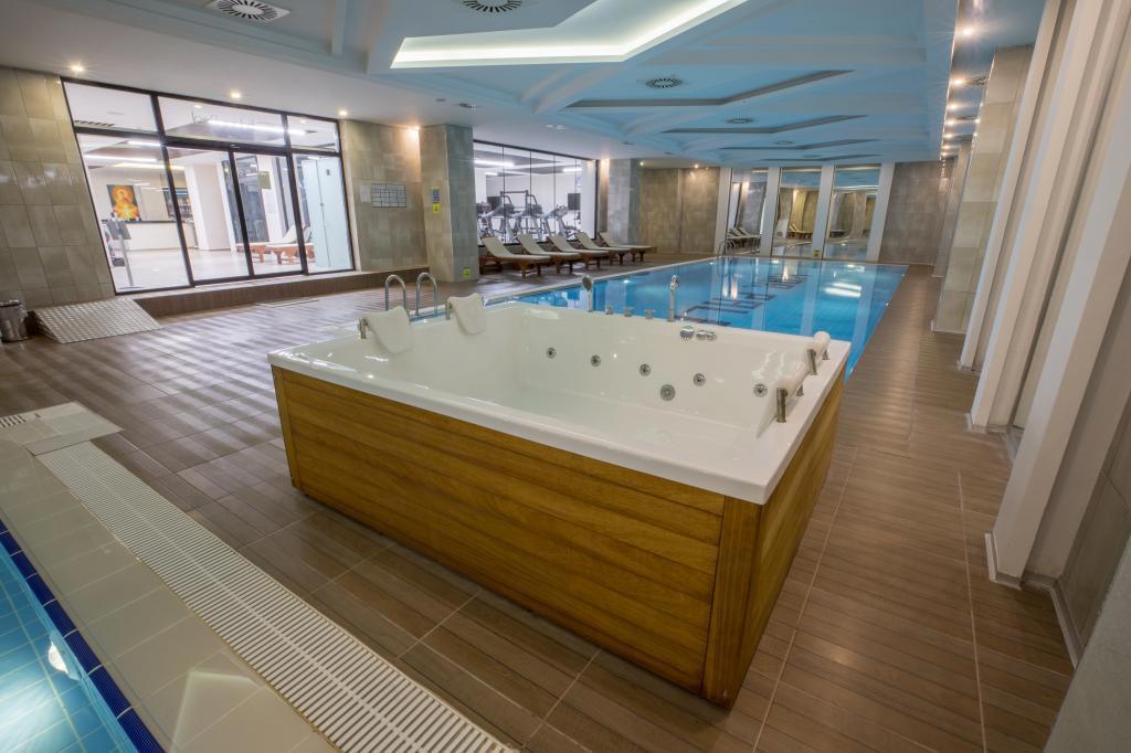 Karpalas City Hotel