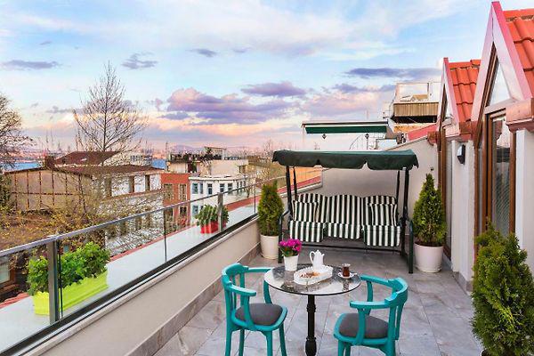 Obelisk Hotel & Suites