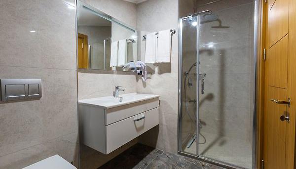 Obelisk Hotel & Suites