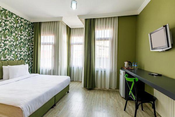 Senior Pera Suites