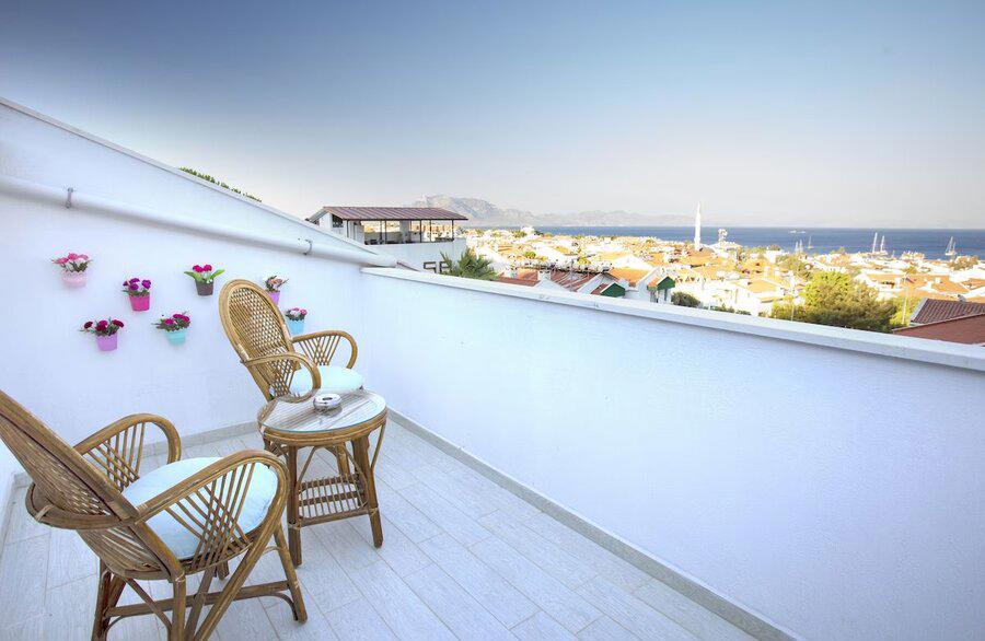 Pharos Otel