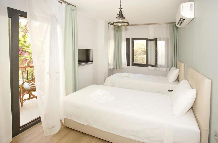 Pharos Otel