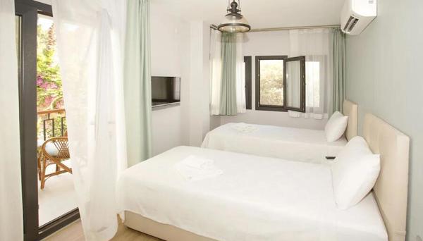 Pharos Otel