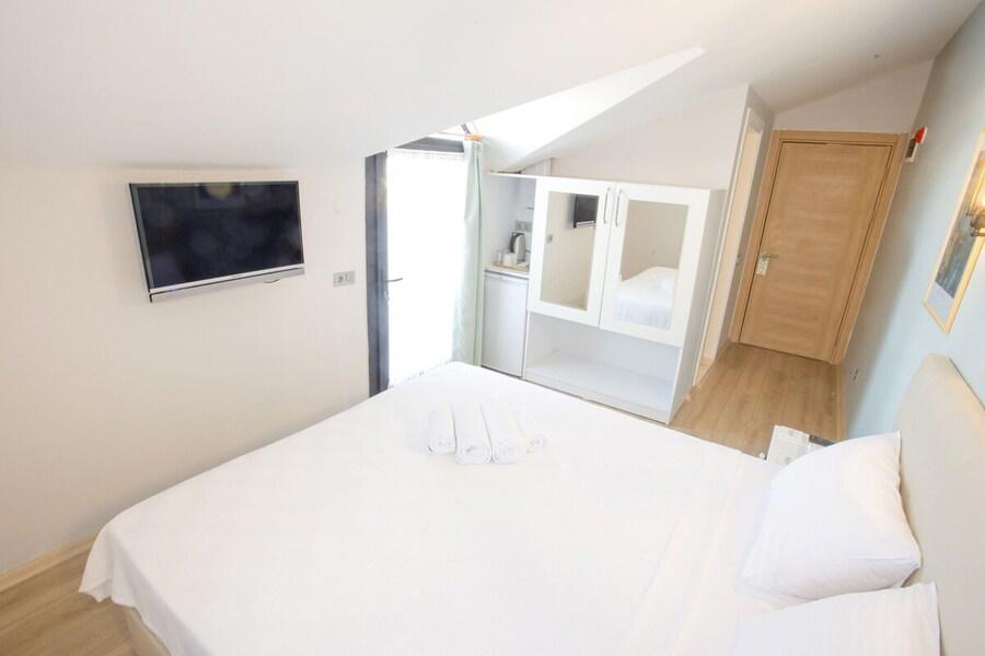 Pharos Otel