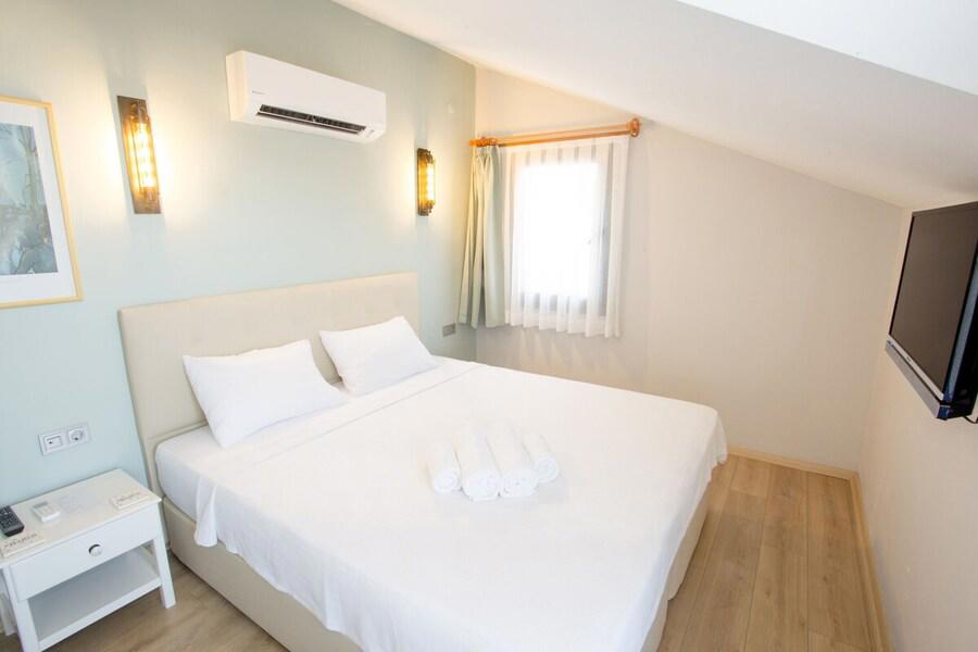 Pharos Otel