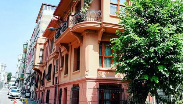 No 1 House By Valence