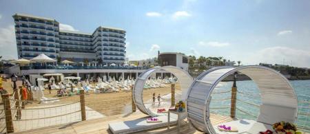 Azura Deluxe Resort & Spa Hotel