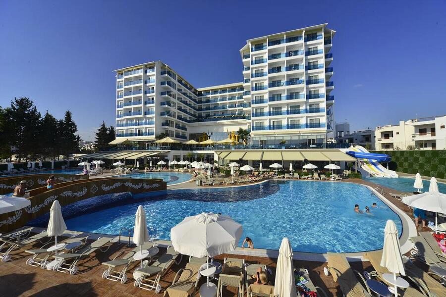 Azura Deluxe Resort & Spa Hotel