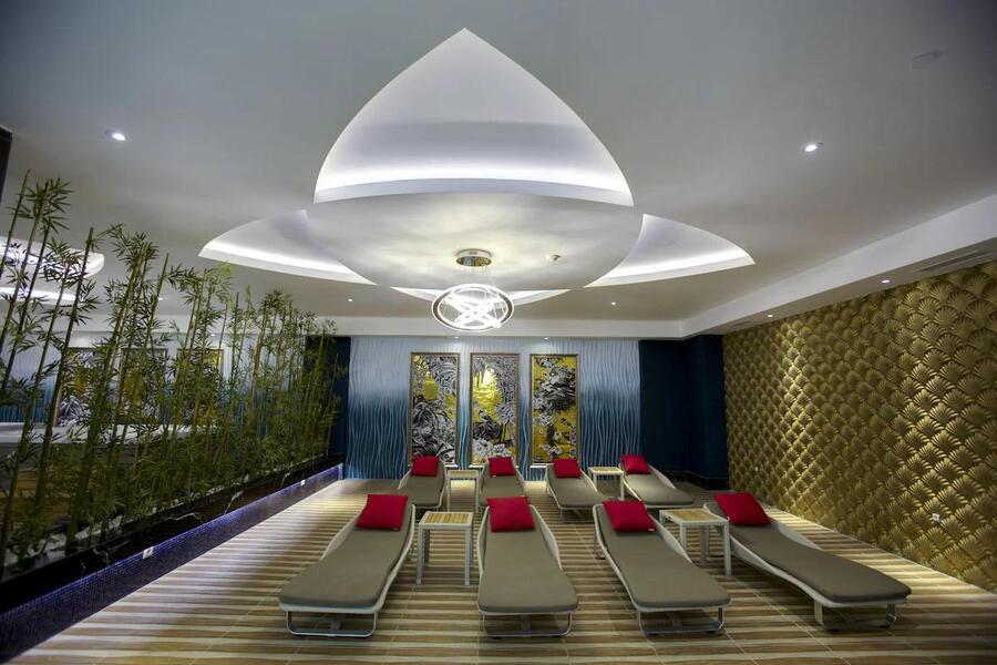 Azura Deluxe Resort & Spa Hotel